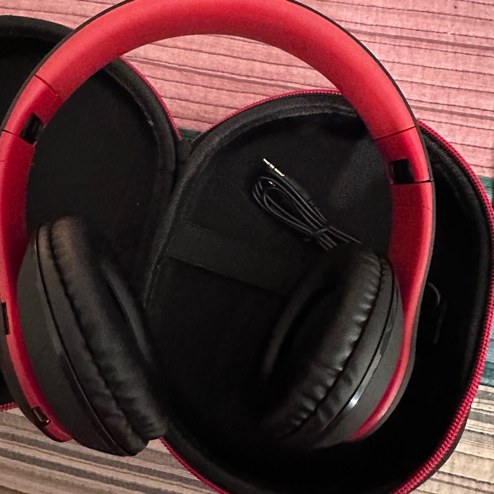 BEATS Studio 3 Wireless/Bluetooth Headphones (floor-model)